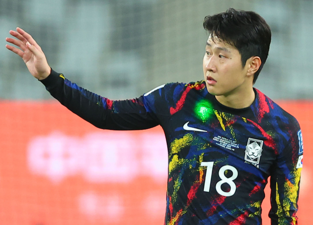 21일 중국 선전 유니버시아드 스포츠센터에서 열린 2026 북중미 월드컵 아시아 2차 예선 한국과 중국의 경기. 프리킥을 시도하는 이강인의 몸에 중국 관중이 쏜 레이저 포인터가 표시돼 있다. 연합뉴스