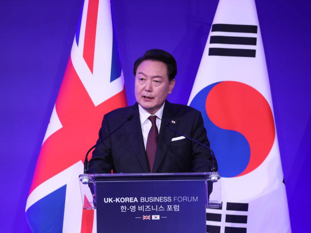 영국을 국빈 방문한 윤석열 대통령이 22일(현지시간) 런던 맨션하우스에서 열린 한·영 비즈니스 포럼에서 축사하고 있다. 연합뉴스