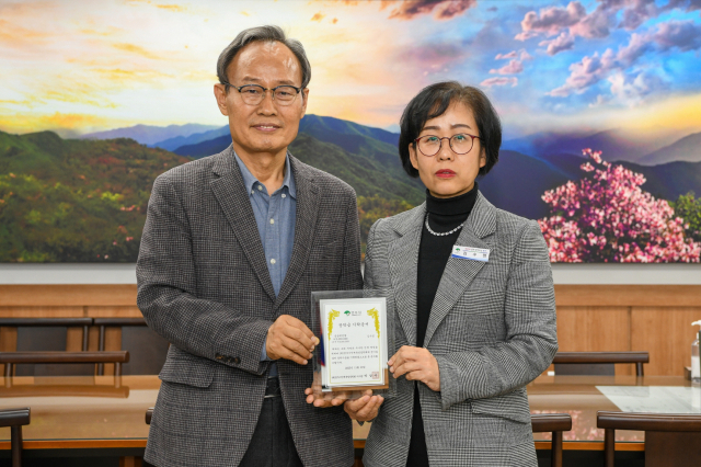 김수정 보건행정팀장이 시상금 300만원을 장학금으로 기탁하고 있다. 영주시 제공