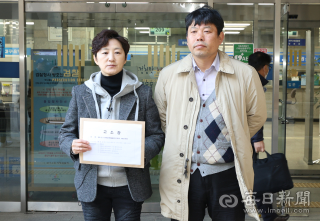 24일 대구지방검찰청에서 대구퀴어문화축제조직위원회가 집회 및 시위에 관한 법률 위반으로 홍준표 대구시장 등에 대한 고소장을 민원실에 접수 하기 전 사진 촬영을 하고 있다. 정운철 기자 woon@imaeil.com