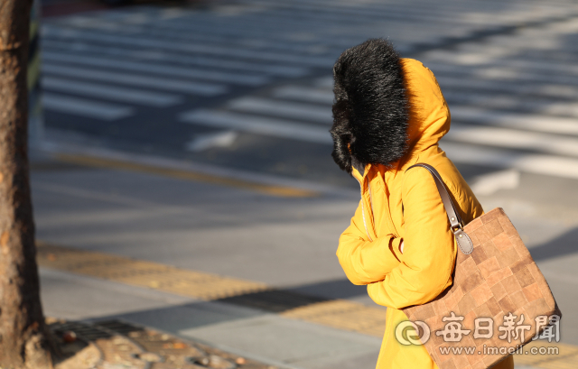 북쪽에서 찬 공기가 내려오면서 기온이 뚝 떨어진 지난달 24일 오전 대구 북구 경북대학교 북문 앞에서 두터운 외투를 입은 학생이 발걸음을 재촉하고 있다. 안성완 기자 asw0727@imaeil.com