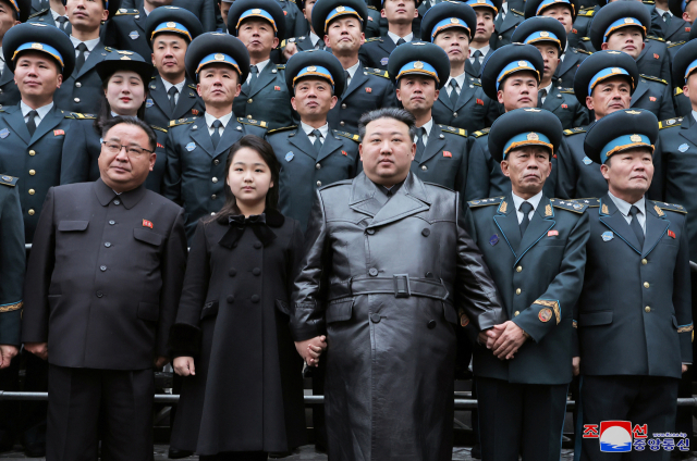 북한 김정은 국무위원장이 지난 23일 정찰위성발사성공에 공헌 한 국가항공우주기술총국의 과학자, 기술자들과 기념사진을 찍었다고 조선중앙통신이 24일 보도했다. 연합뉴스