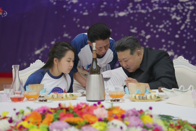 북한이 정찰위성 발사 성공을 경축하여 지난 23일 목란관에서 북한 정부의 명의로 마련한 연회가 진행됐다고 조선중앙TV가 24일 보도했다. 김정은 국무위원장은 아내 리설주, 딸 주애과 함께 연회에 참석했다. 연합뉴스