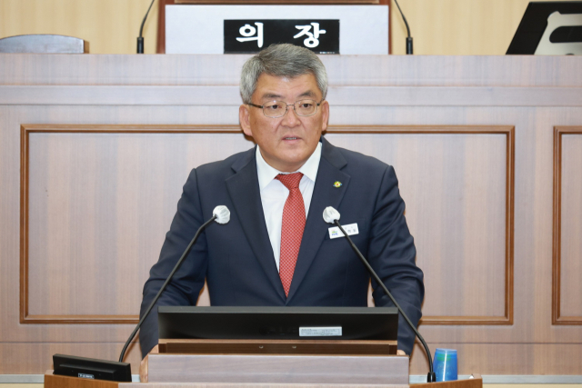 김학동 예천군수가 24일 예천군의회 제2차 정례회에서 시정연설을 하고 있다. 예천군 제공