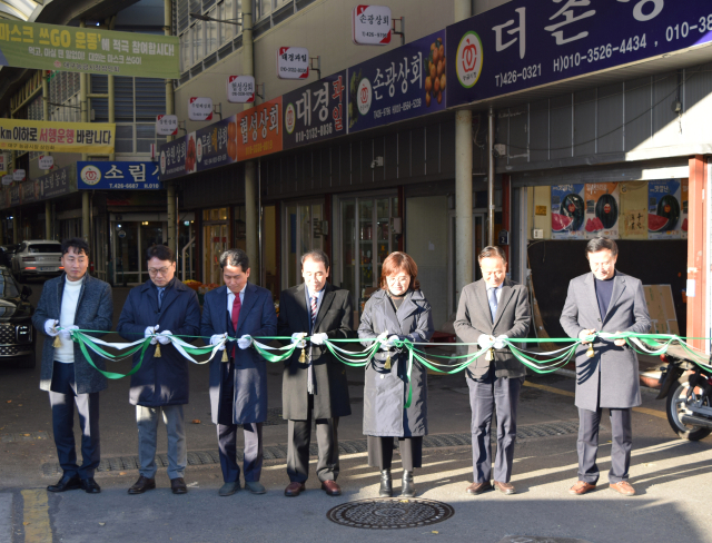 24일 대구 칠성종합시장에서 공공 와이파이 착공식이 열렸다. 사진 왼쪽부터 대구광역시북구의회 임수환 의원, KT대구경북고객본부 최성욱 본부장, 대구칠성종합시장 상인연합회 장상훈 회장, 대구상인연합회 김영오 회장, 양금희 국회의원, 전국상인연합회 정동식 회장, 동반성장위원회 박치형 운영처장.