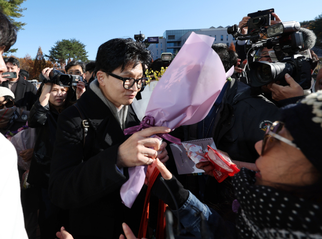 한동훈 법무부 장관이 24일 오후 울산시 울주군 울산과학기술원(UNIST)에서 지지자로부터 꽃다발을 받고 있다. 연합뉴스