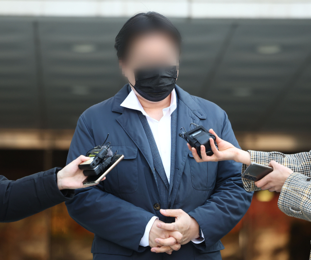 24일 오후 서울 서초구 서울고등법원에서 지난해 12월 강남 스쿨존 사망사고 피해자의 아버지가 고등법원의 운전자에 대한 감형 선고 직후 기자회견을 하고 있다. 연합뉴스