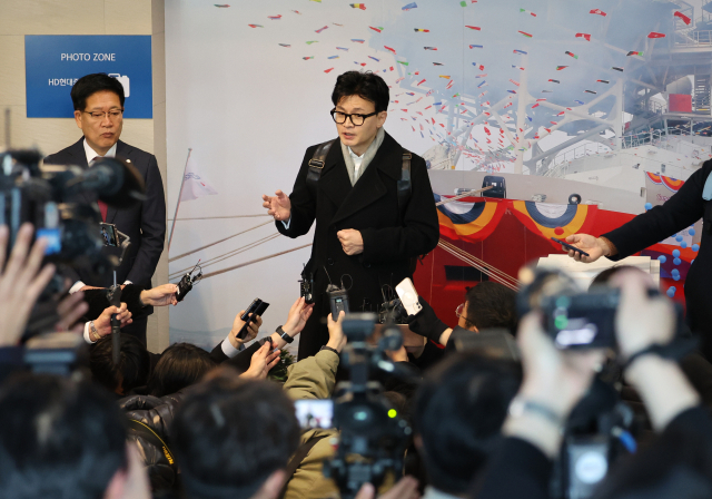 한동훈 법무부 장관이 24일 울산시 동구 HD현대중공업을 방문해 취재진 질문에 답하고 있다. 이 자리에서
