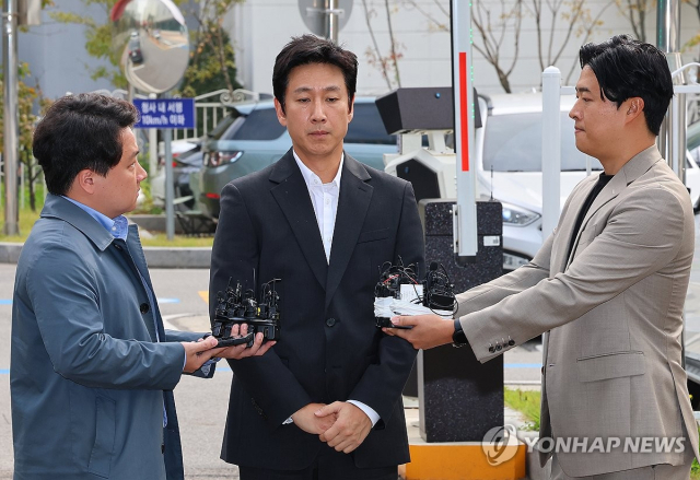 마약 투약 혐의로 경찰에 재출석하기 전 기자들의 질문을 받고 있는 배우 이선균(48). 연합뉴스