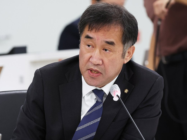 10월 23일 경기도 수원시 영통구 경기도청에서 열린 국회 국토교통위원회의 경기도에 대한 국정감사에서 더불어민주당 맹성규 의원의 질의하고 있다. 연합뉴스