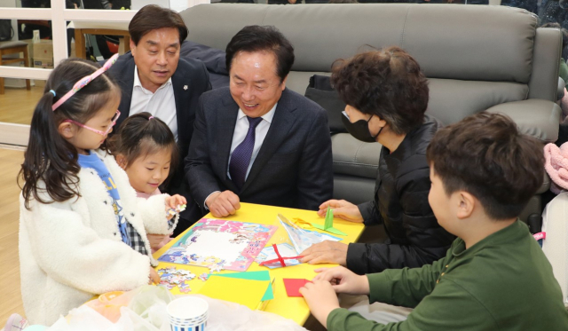 안동시가 아이들의 방과 후 돌봄 공백 해소를 위해 경로당 연계 아동돌봄터 3호점을 개소 했다. 안동시 제공