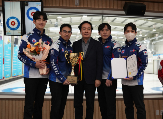 경북체육회 남자컬링팀이 우승을 차지한 뒤 기념촬영을 하고 있다. 왼쪽부터 김학균 선수, 전재익 선수, 김주수 의성군수, 김수혁 선수, 김창민 선수. 경북체육회 제공