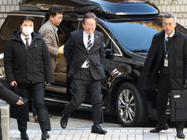 더불어민주당 이재명 대표가 지난 24일 오전 서울 서초구 서울중앙지법에서 열린 공직선거법 위반 관련 1심 공판에 출석하고 있다. 연합뉴스