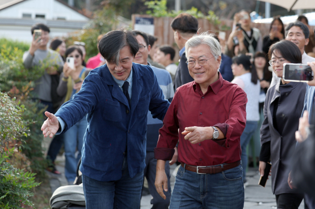 문재인 전 대통령과 조국 전 법무부 장관이 지난 11월 9일 오후 경남 양산시 하북면 평산마을 평산책방에서 이동하고 있다. 이날 평산책방에서는 '디케의 눈물, 조국 작가와의 만남'이 열렸다. 연합뉴스