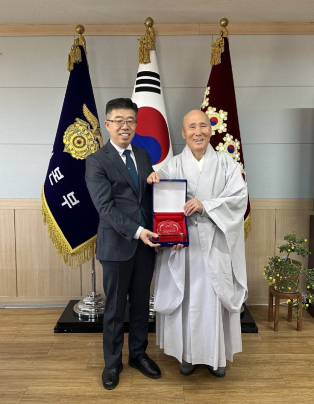 지난 24일 경남 남해군 망운사 주지 성각스님(오른쪽)이 신용해 법무부 교정본부장으로부터 감사패를 수여하고 있다. [사진=법무부 교정본부]