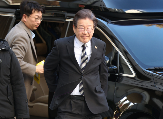 더불어민주당 이재명 대표가 24일 오전 서울 서초구 서울중앙지법에서 열린 공직선거법 위반 관련 1심 공판에 출석하고 있다. 연합뉴스