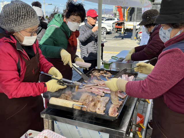 농협경북본부(본부장 윤성훈)와 경산축산농협(조합장 백운학)은 지난 24일 경북 경산시 임당역 광장에서 김장철 맞이