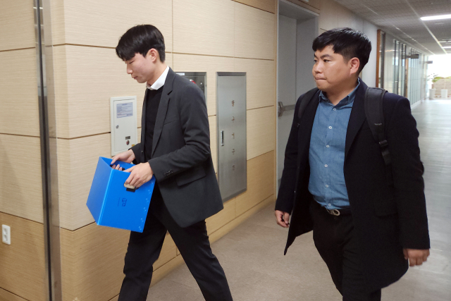 23일 오전 전남 무안군 삼향읍 전남경찰청 복도에서 검찰 수사관이 압수물을 옮기고 있다. 