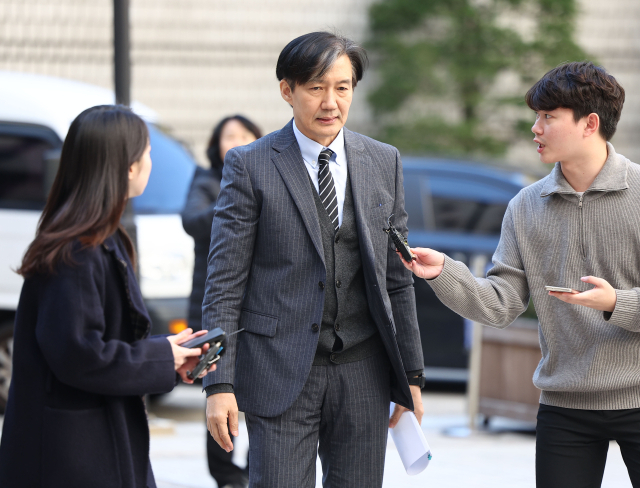자녀 입시비리·감찰무마 혐의로 1심에서 징역 2년을 선고 받은 조국 전 법무부 장관이 20일 오후 서울 서초구 서울고등법원에서 열린 2심 속행 공판에 출석하고 있다. 연합뉴스