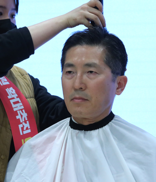 이필수 대한의사협회장이 26일 서울 용산구 대한의사협회에서 열린 의대정원 확대 대응방안 논의를 위한 전국의사대표자 및 확대임원 연석회의에서 삭발하고 있다. 연합뉴스