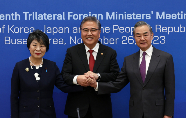 26일 오후 부산 해운대구 APEC누리마루에서 열린 한일중외교장관회의에서 한일중 외교장관이 나란히 서 있다. 왼쪽부터 가미카와 요코 일본 외무상, 박진 외교부 장관, 왕이 중국 외교부장. 연합뉴스
