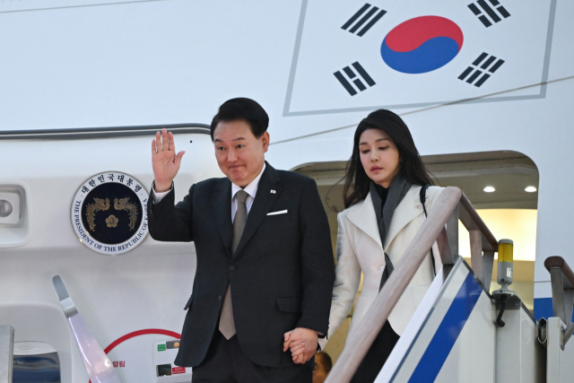 영국 국빈 방문과 프랑스 방문 일정을 마친 윤석열 대통령과 김건희 여사가 26일 성남 서울공항에서 공군1호기편으로 귀국하며 인사하고 있다. 연합뉴스
