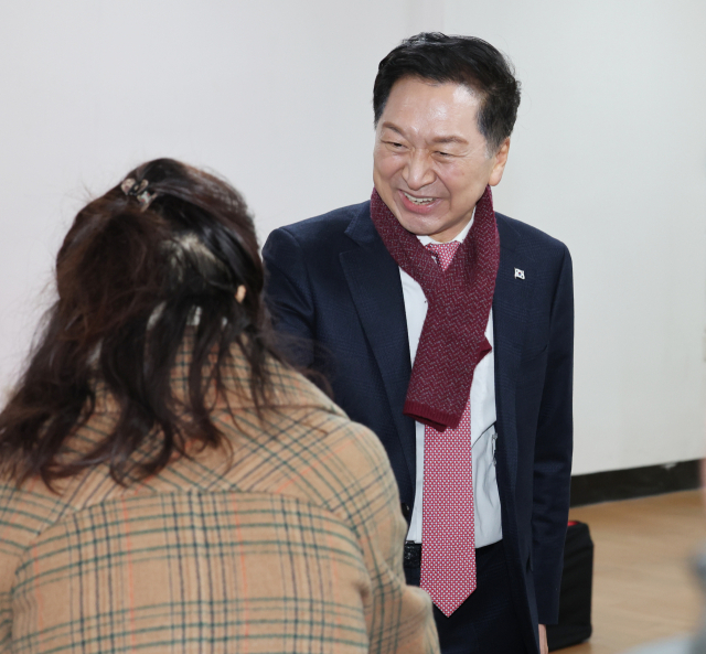 국민의힘 김기현 대표가 25일 오전 지역구인 울산시 남구에서 열린 의정활동 보고회에 앞서 참석자들과 인사하고 있다. 연합뉴스