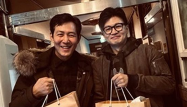 한동훈 법무부 장관과 배우 이정재가 주말 사이에 함께 식사를 하고 같이 차도 탔던 사실이 목격담을 통해 알려졌다. 온라인 커뮤니티 캡처