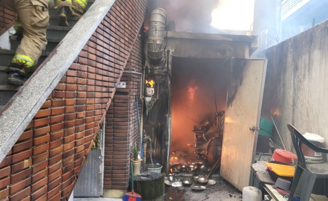 영천시 야사동 한 음식점 주방에서 발생한 화재 현장 모습. 경북소방본부 제공