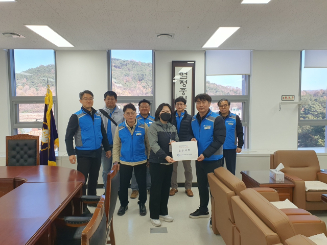 경북공무원노동조합연맹이 경북선관위에 선거수당 현실화를 요구하는 요청서를 전달하고 있다. 경북연맹 제공