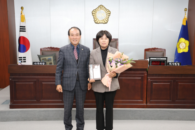 경북 청도군의회 이수연 의원(사진 오른쪽)이 경북 시·군의회 의장협의회로부터 