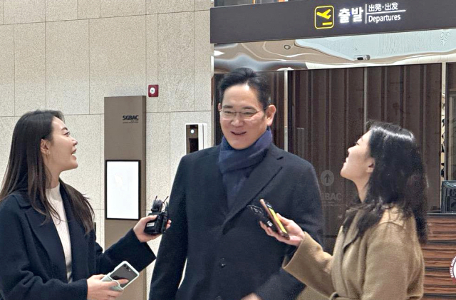 이재용 삼성전자 회장이 27일 일주일여간의 유럽 출장 일정을 마치고 김포국제공항으로 귀국하면서 취재진과 인터뷰하고 있다. 연합뉴스