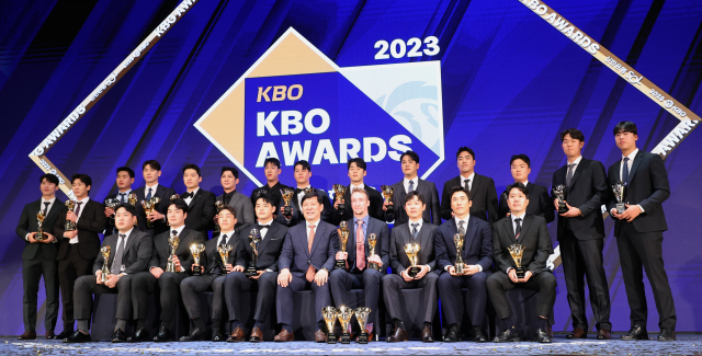 27일 서울 웨스틴조선호텔에서 열린 2023 신한은행 SOL KBO 시상식. 이날 각 부문 상을 받은 선수들이 기념 촬영하고 있다. 연합뉴스