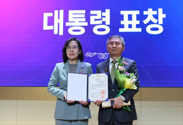 지난 24일 서울 중구 페럼타워에서 열린 '2023년 여성폭력추방주간 기념식'에서 이택후 대구해바라기센터(아동) 소장이 대통령 표창을 수상했다.