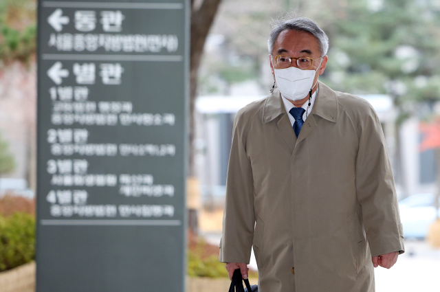 '사법행정권 남용' 의혹으로 재판에 넘겨진 임종헌 전 법원행정처 차장이 27일 오전 서초구 서울중앙지방법원에서 열린 1심 결심 공판에 출석하고 있다. 연합뉴스