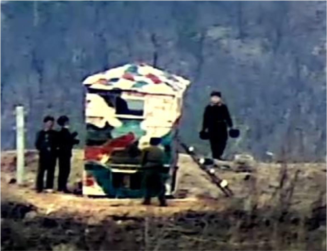 국방부는 지난 24일 북한이 동부전선 최전방 소초(GP)에서 감시소를 복원하는 정황을 지상 촬영 장비와 열상감시장비(TOD) 등으로 포착했다고 27일 밝혔다. 남북은 2018년 9·19 남북군사합의를 통해 비무장지대 감시초소(GP) 시범 철수를 이행했지만, 북한은 지난 23일 합의 파기를 선언했다. 사진은 북한군이 목재로 구조물을 만들고 얼룩무늬로 도색하는 모습. 연합뉴스