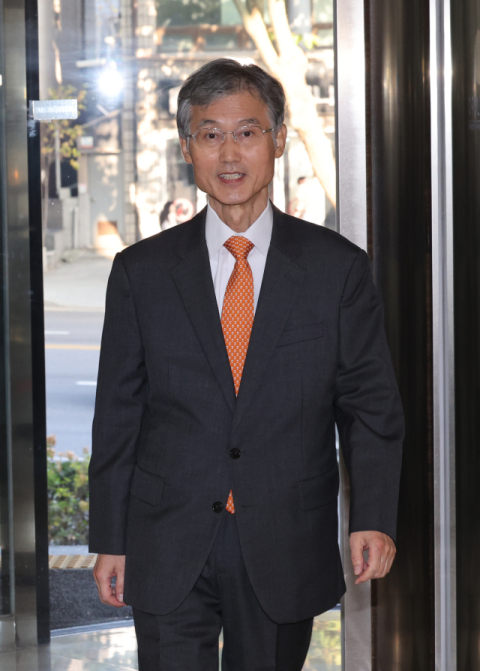 조희대 대법원장 후보자가 15일 오전 서울 서초구 인사청문회 준비 사무실로 출근하고 있다. 연합뉴스