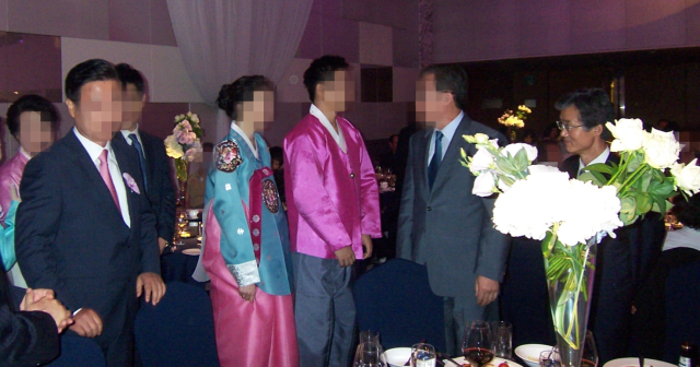2011년 작고한 전 동료 법조인 결혼식에 참석한 조희대 대법원장 후보자(사진 맨 오른쪽). 독자제공