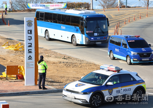 28일 오전 대구 달성군 하빈면 신축 대구교도소로 재소자들이 탑승한 법무부 버스가 들어가고 있다. 경찰과 교정당국 등은 이날 달성군 화원읍 천내리 대구교도소 재소자 2천여명을 버스 30대를 동원해 신축 대구교도소로 이송한다. 안성완 기자 asw0727@imaeil.com