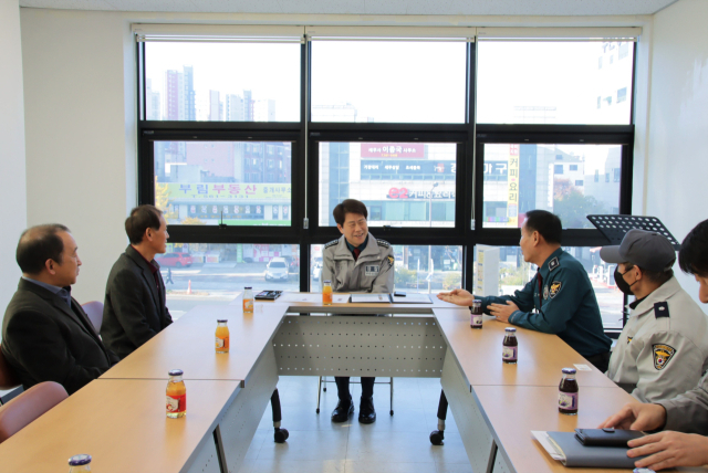 김영수 대구 성서경찰서장이 지난 15일 감삼파출소에서 협력단체와 직원들을 격려하는 모습. 대구 성서경찰서 제공