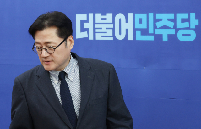 더불어민주당 홍익표 원내대표가 28일 국회에서 열리는 원내대책회의에 입장하고 있다. 연합뉴스