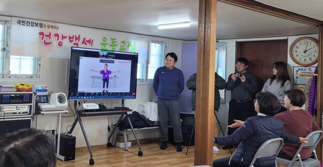 의성군 단촌면 세촌2리 주민들이 모니터를 통해 건강백세 운동교실 수업을 듣고 있다. 의성군 제공