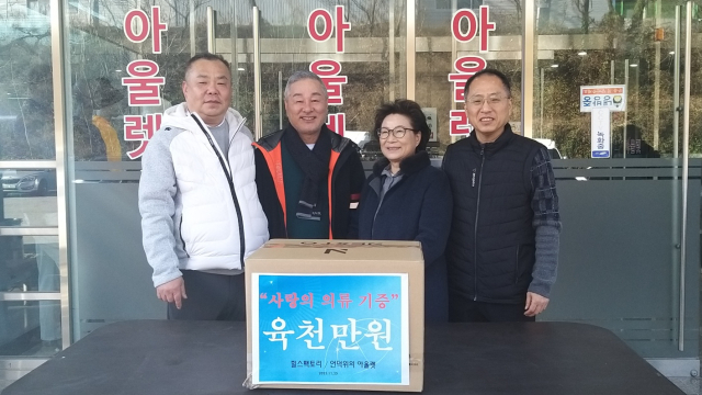 이동준 힐스팩토리 회장(왼쪽 두 번째)이 한국장애인사회복지회에 아울렛 매장에서 판매하는 6000만원 상당의 의류를 기부하고 이옥희 한국장애인사회복지회 회장(왼쪽 세 번째)과 강정훈 넥스트큐 신화컬렉션 대표(왼쪽 첫 번째), 손영섭 시광 대표 등과 기념촬영을 하고 있다. [사진=한국장애인사회복지회]