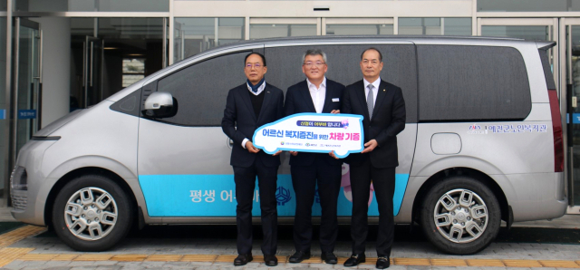 신협사회공헌재단이 지난 27일 예천군노인복지관에 지역 어르신의 이동 편의를 지원하기 위한 