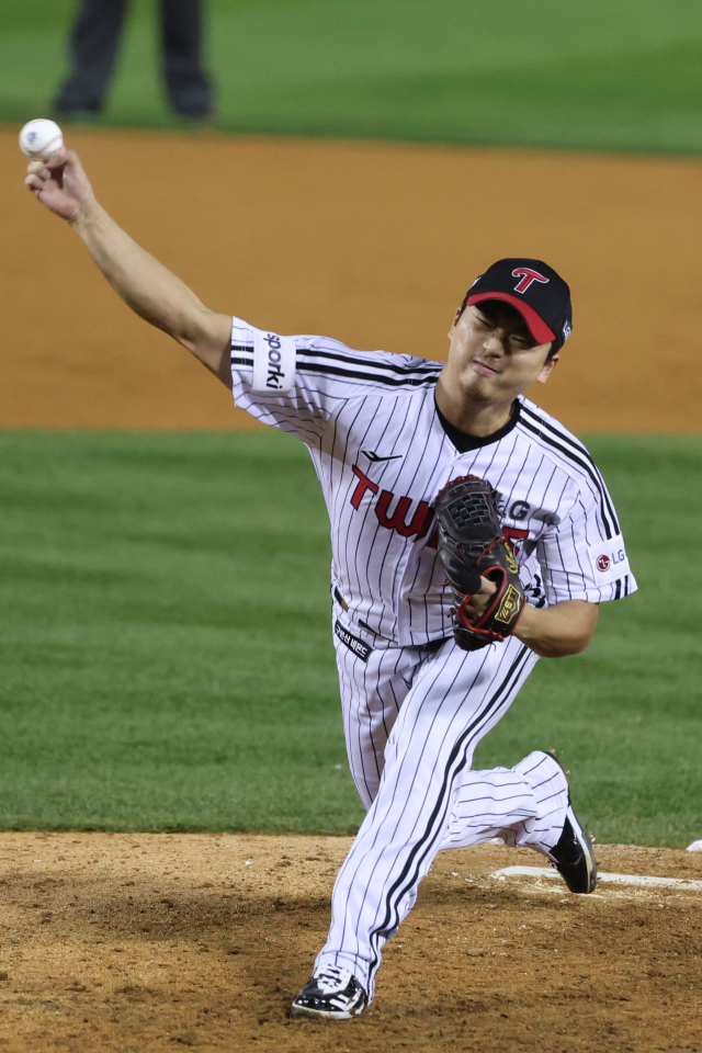 지난 13일 서울 잠실야구장에서 열린 2023 KBO 한국시리즈 5차전 kt wiz와 LG 트윈스의 경기에서 LG 마무리 투수 고우석이 9회초에 역투하고 있다. 연합뉴스