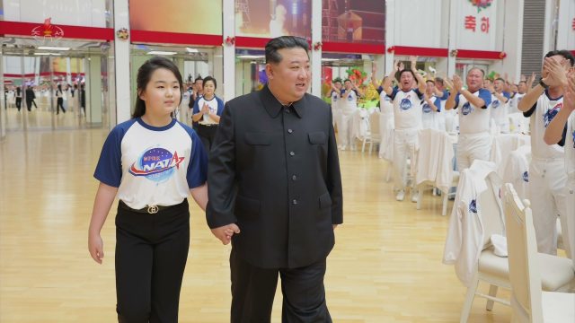 북한이 정찰위성 발사 성공을 경축하여 지난 23일 목란관에서 북한 정부의 명의로 마련한 연회가 진행됐다고 조선중앙TV가 24일 보도했다. [조선중앙TV 화면] [국내에서만 사용가능. 재배포 금지. For Use Only in the Republic of Korea. No Redistribution] 연합뉴스