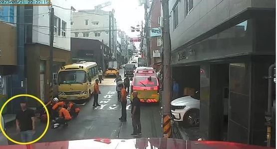 구급대가 도착한 뒤 응급처치를 시작하자 남성은 말없이 자리를 떠났다. 울산소방본부 제공