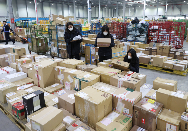 인천시 중구 인천공항본부세관 특송물류센터에서 관세 주무관들이 직구 물품을 살펴보고 있다. 연합뉴스