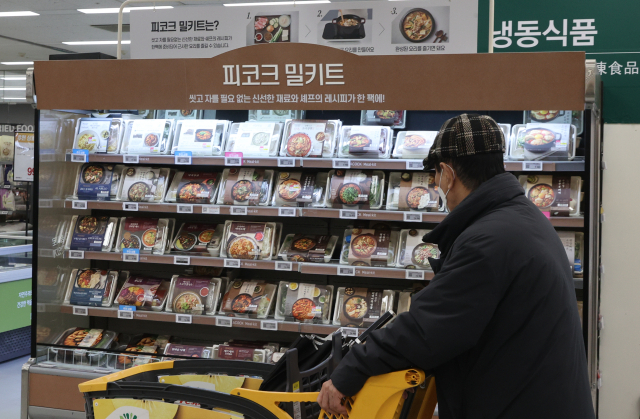 27일 서울 시내 이마트 밀키트 판매대에서 시민들이 제품을 살펴보고 있다. 연합뉴스