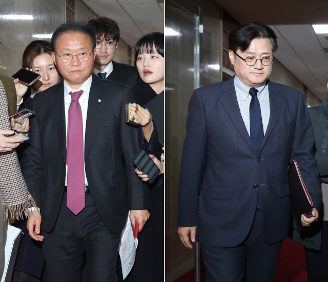 국민의힘 윤재옥 원내대표(왼쪽)와 더불어민주당 홍익표 원내대표가 28일 양당 원내대표 회동을 마치고 국회의장실에서 나오고 있다. 연합뉴스